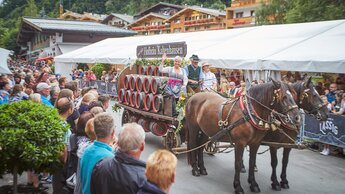 Pferdekutsche mit Bierfässern am Bauernmarkt | © saalbach.com, Daniel Roos
