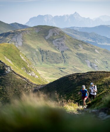 Zwei Personen wandern am Berg in Saalbach Hinterglemm | ©  saalbach.com, Stefan Voitl