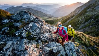 Zwei Personen wandern am Berg in Saalbach Hinterglemm | ©  saalbach.com, Stefan Voitl