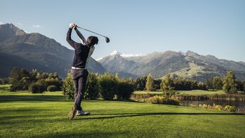 Golfen in Zell am See-Kaprun mit Blick aufs Kitzsteinhorn | © Zell am See-Kaprun Tourismus